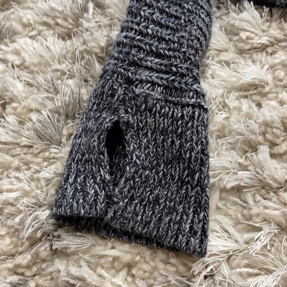 Ivivva Girls Sweater with key hole for thumb sz 10 - Picture 3 of 3